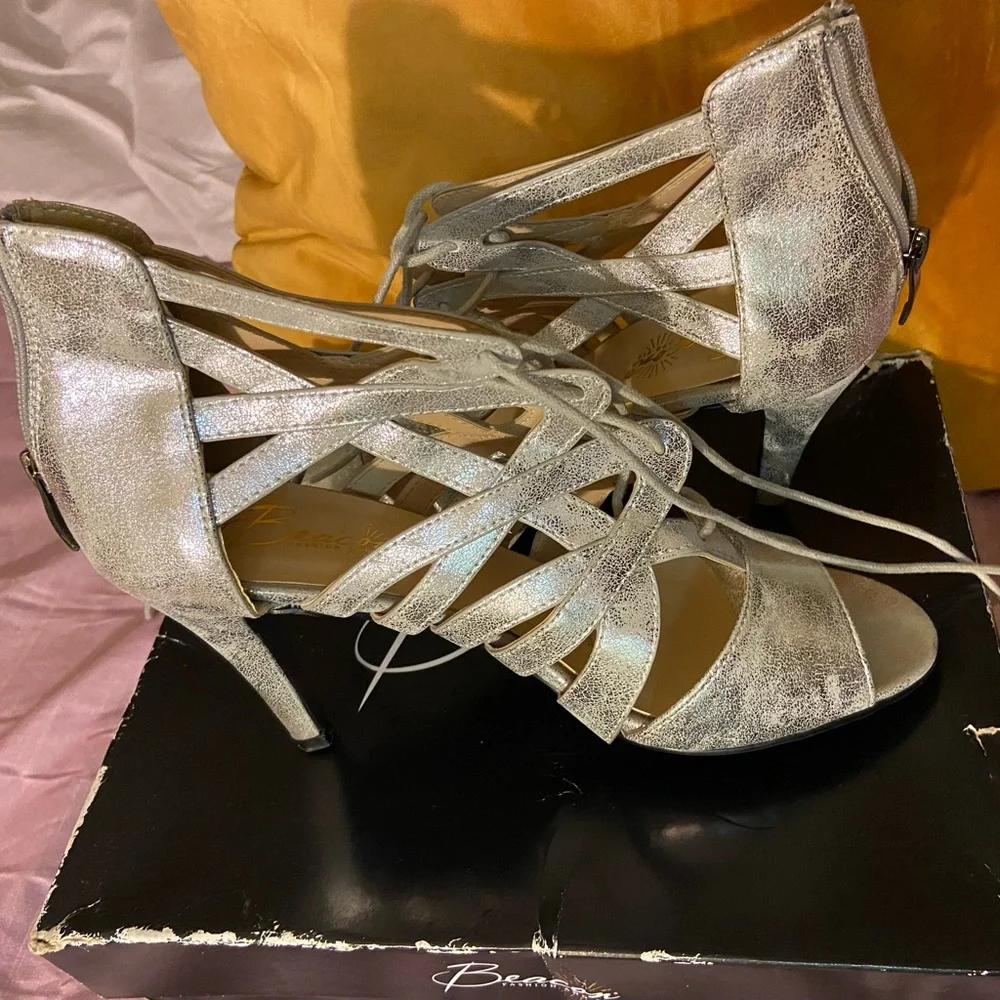 Silver Heels - Picture 1 of 3